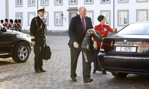 ANKOMMER FREDENSBORG: Kong Harald er p� tur inn for � mingle med resten av den kongelige fiffen. Foto: H�kon Mosvold Larsen  / Scanpix