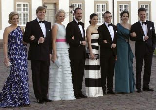 KONGELIG GJENG: Fra venstre: Kronprinsesse Maxima og kronprins Willem-Alexander av Nederland, det norske kronprinsparet Haakon og Mette-Marit, den svenske kronprinsessen Victoria og forloveden Daniel Westling, samt kronprinsesse Mary og kronprins Fredrik av Danmark Foto: Scanpix