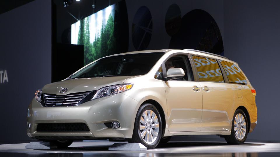 KALLES TILBAKE: Toyota Sienna, som her ble vist fram p� Los Angeles Auto Show i desember. Foto: AP/Scanpix