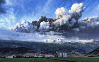 ARNESTEDET:  Ingenting tyder p� at Eyjafjallajokull vil slutte � spy ut aske. Foto: REUTERS/Olafur Eggertsson/Scanpix