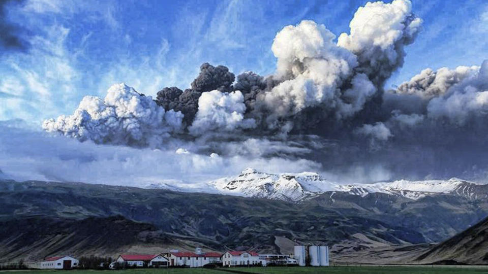 UTBRUDD: R�yk og aske stiger til v�rs fra vulkankrateret under isbreen Eyjafjallaj�kull s�r p� Island. Utbruddet som har f�rt til evakuering av flere hundre innbyggere i omr�det, fortsatte fredag, og den norske fagmannen Johan Petter Nystuen vil ikke sp� noe sikkert om hvor lenge det kunne vare. Foto: REUTERS / Olafur Eggertsson / SCANPIX