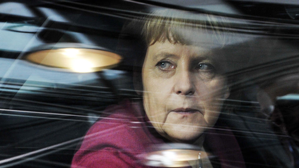 ON THE ROAD AGAIN: Forbundskansler Angela Merkel m�tte overnatte i Lisboa etter at hennes offisielle Airbus-fly ikke kom lenger etter en reise til USA. Det er uklart om hun kommer seg til begravelsen til den polske presidenten Lech Kaczynski. Foto: SCANPIX