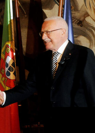 UT P� LANDEVEIEN: Tsjekkias president Vaclav Klaus. Foto: MICHAL CIZEK/AFP