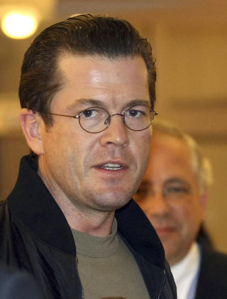 SITTER FAST I ISTANBUL: Den tyske forsvarsminister Karl Theodor zu Guttenberg sitter fast i Tyrkia, her p� Ataturk International Airport. Foto: REUTERS/Stringer