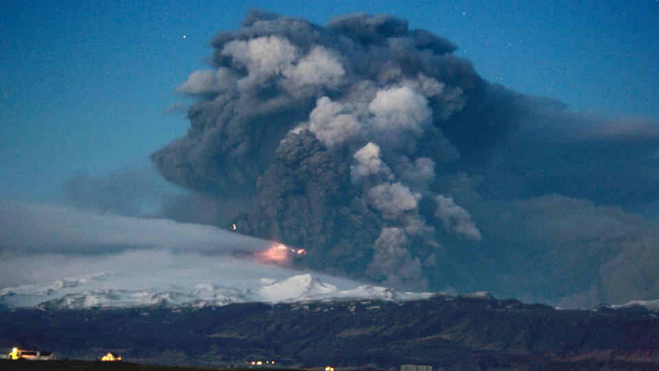  F�R M�RKET:  Slik var situasjonen over vulkanen f�r m�rket i natt. Siden har det blitt verre. FOTO: AFP/SCANPIX.