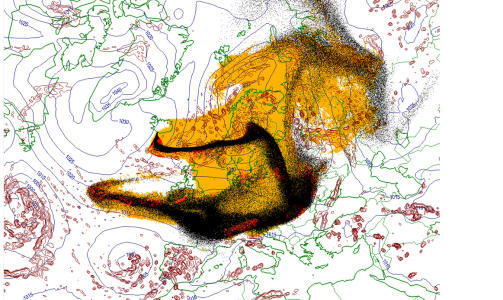  ASKEPROGNOSE over Europa for 17. april 2010 kl. 15. Gult felt: Oppsamlet nedfall; aske som har falt ned av seg selv. R�dt felt: Oppsamlet nedfall: aske som har falt ned som f�lge av nedb�r. Sort felt: Her er askeskyen akkurat n�. Kilde: Meteorologisk institutt.