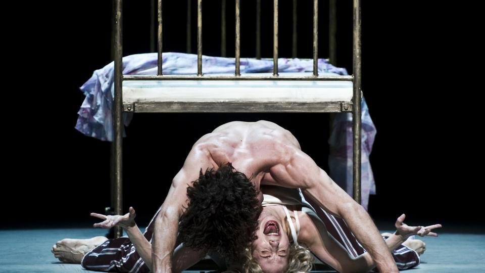 NIFST OG FABELAKIG: Nasjonalballettens �En sporvogn til begj�r� f�r frem den m�rke seksualiteten i Tennessee Williams' stykke. Eugenie Skilnand danser hovedrollen som Blanche Dubois og Carsten Jung er hennes r� svoger Stanley. Foto: Erik Berg/Den norske opera og ballett.