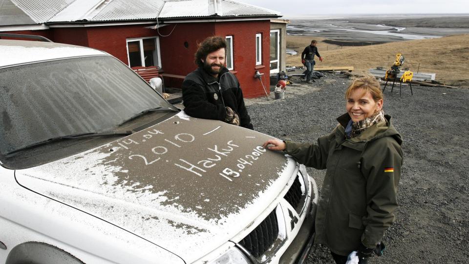 I ASKESKYEN: Haukur Snorrason og  Hedda Bj�rk Gisladottir havnet midt inne i askeskyen. - Det ble plutselig helt m�rkt, forteller de. Foto: Gunnar Andr�sson /Frettabladid