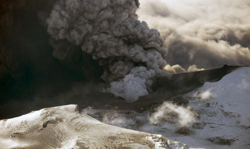 I DAG:  R�yken velter fortsatt ut fra Eyjafjallaj�kull. Islendingene som bor s�r for vulkanen m� holde seg innend�rs: Foto:   AFP PHOTO / HALLDOR KOLBEINS
