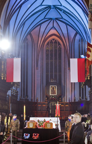 OMKOM: President Lech Kaczynski og kona Maria ble begge drept i flyulykka i Russland tidligere i m�neden. Her er b�rene i St. John's katedral i Warszawa. Foto: AFP/Scanpix