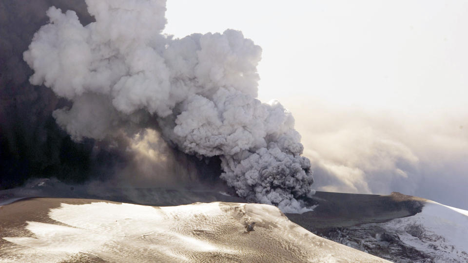  P� VEI HJEM:  Vulkanen sett fra lufta i g�r - i ettermiddag f�r n�rmere tusen nordmenn og andre landfaste passasjerer sjansen til � komme til V�rnes og fastlands-Europa.   FOTO: HALLDOR KOLBEINS, AFP/SCANPIX.
