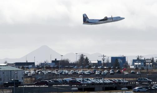  FLYR IGJEN:  Et propellfly tar av fra flyplassen i Reykjavik. FOTO: EPA/SCANPIX.