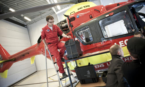ASKEST�V: Sven Erik Hansen er flytekniner i Norsk Luftambulanse og sjekker motoren for skader etter at helikopteret i g�r var ute p� tokt. Foto: �istein Norum Monsen