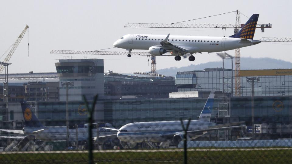 LANDER:  En rekke flyselskaper har i helgen foretatt testflyvninger i det ellers stengte luftrommet. Her lander et fly fra City-Line i Farnkfurt Main i Tyskland. Flyforbudet koster flyselskapene enormt, og de presser n� hardt p� for � f� gjennoppta flvningen. Foto: EPA/FRANK RUMPENHORST/Scanpix