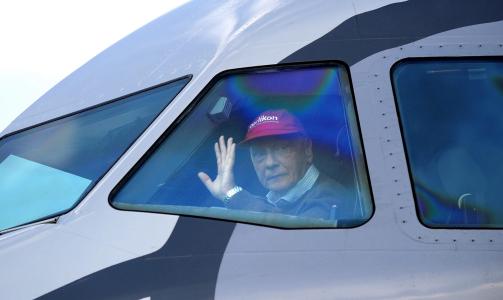 VELLYKKET TESTFLYVNING: Piloten Niki Lauda hilser etter � ha landet trygt etter en testflyvning fra Saltzburg-flyplass i dag. Foto:  EPA/BARBARA GINDL/Scanpix