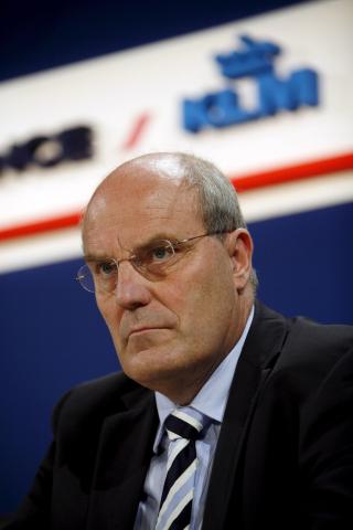 FL�Y I DAG: KLM-sjef Peter Hartman var selv om bord i et av testflyene i dag. - Turen gikk som normalt, sier han. Foto:  EPA/LUCAS DOLEGA/Scanpix