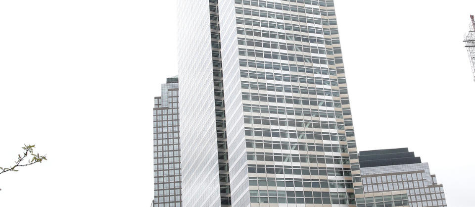 POTENT: Det internasjonale hovedkvarteret til den amerikanske investeringsbanken Goldman Sachs er best kjent som adressa 200 West Street. Bildet er tatt fredag 16. april, da banken ble tiltalt for svindel av det amerikanske b�rstilsynet Securities and Exchange Commission.