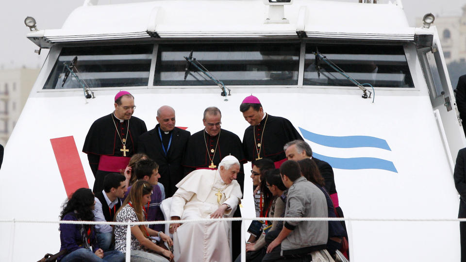 P� MALTA:  Pope Benedict XVI er p� et to dagers bes�k p� Malt, hvor han blant annet har hatt en m�te med overgrepsofre. Her m�ter en gruppe ungdomer p� dekk av en b�t i havnen i Valletta. Foto: AP Photo/Antonio Calanni/Scanpix