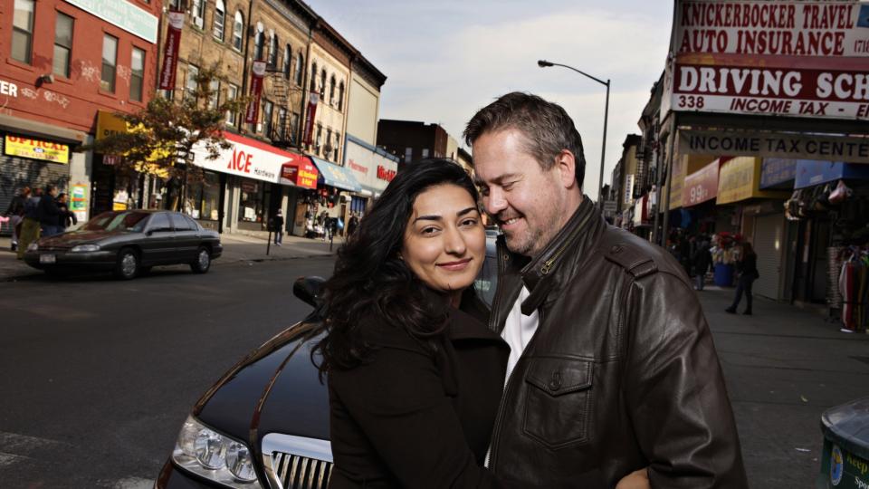 V�GESTYKKE: Mange har spurt Shabana Rehman Gaarder om � f� lage en dokumentar om henne. Og f�tt nei. - Denne filmen kunne ikke blitt laget av noen andre enn Martin. Han har st�tt p� den andre siden av kamera og involvert seg med alle f�lelsene sine, og den likeverdigheten og tilliten er avgj�rende. Jeg hadde ikke turt � vise alle sidene, all den s�rbarheten, til noen som ikke sto meg s� n�r, sier standupkomikeren.Foto: SIGURD FANDANGO