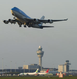 ASKETEST: B�de KLM og Lufthansa har foretatt testflygninger i askeskyen fra Island uten � f� p�vist skader p� flyene. REUTERS/United Photos/Toussaint Kluiters (NETHERLANDS - Tags: TRANSPORT BUSINESS ENVIRONMENT)
