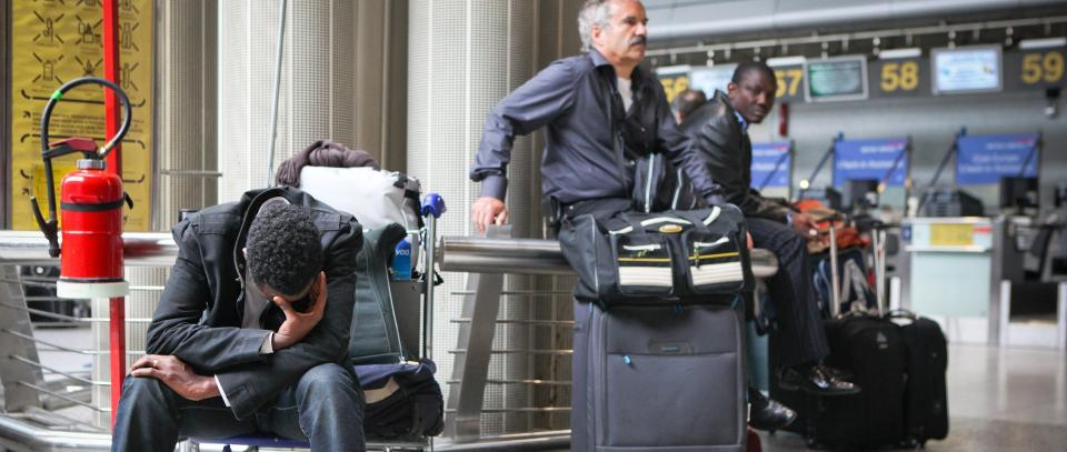 AKSEFAST: Forsikringsselskapene har de siste dagene opplevd en enorm p�gang fra reisende som ikke kommer seg hjem p� grunn av flystansen. Flere av store selskapene har valgt � hjelpe sine kunder, til tross for at trafikkstoppet som f�lge av vulkanutbruddet p� Island ikke dekkes av forsikringsvilk�rene. N� vil selskapene igjen stramme inn reglene.  Foto: EPA/SCANPIX