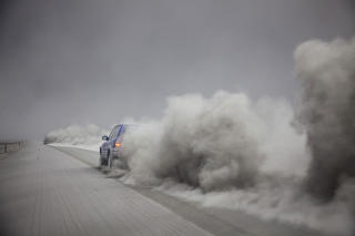 BEGRENSET TRAFIKK: Hovedveien til S�r-Island er stengt. Bare den mest n�dvendige trafikken f�r passere. Foto: AFP PHOTO/ OMAR OSKARSSON / SCANPIX