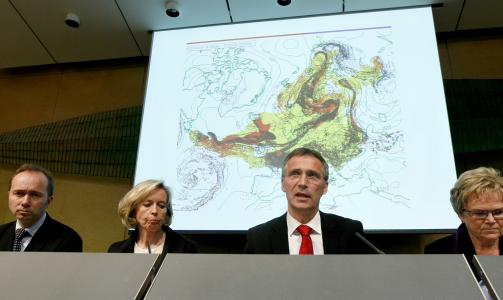 PRESSEKONSERANSE: F.v n�rings- og handelsminister Trond Giske, helse- og omsorgsminister Anne-Grete Str�m-Erichsen, statsminister Jens Stoltenberg og samferdselsminister Magnhild Meltveit Kleppa p� mandagens pressekonferanse om situasjonen etter vulkanutbruddet p� Island. Foto: Heiko Junge / SCANPIX