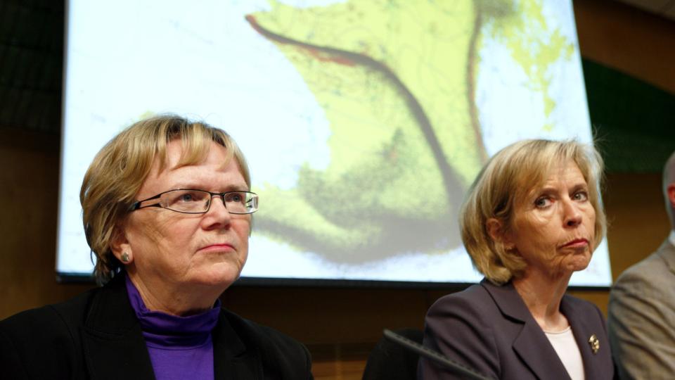 ASKEKONSEKVENSER: Samferdselsminister Magnhild Meltveit Kleppa (t.v.) og Helse- og omsorgsminister Anne-Grete Str�m-Erichsen orienterer om konsekvensene av vulkanutbruddet p� Island. Foto: Cornelius Poppe / Scanpix