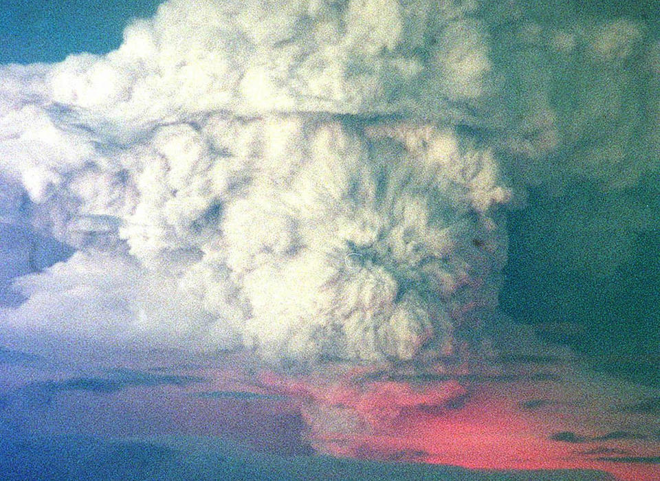 HEKLA: En sky av aske og damp sto i 2000 h�yt i v�ret, og r�dgl�dende lava fl�t nedover fjellsiden, etter at Islands ber�mte vulkan Hekla hadde sitt f�rste alvorlige utbrudd p� mange �r. Foto: Sigurgeir Jonasson, Nordfoto/SCANPIX