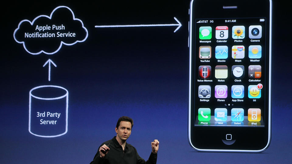 NY SOFTVARE: Apples Scott Forstall forklarer Apples nye programvare iPhone OS 4. Foto: Justin Sullivan/Getty Images/AFP