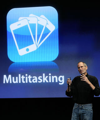MULTITASKING: Muligheten for � kj�re flere programmer av gangen er en av de st�rste nyhetene med den nye iPhone-programvaren iPhone OS 4. Denneprogramvaren skal v�re klar til sommeren. Foto: Justin Sullivan/Getty Images/AFP