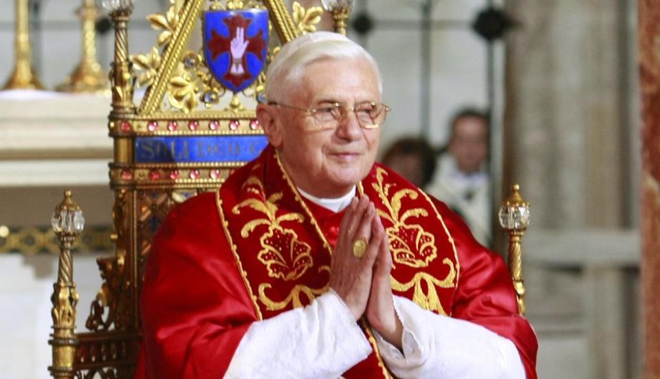 PROBLEMER: Overgrepssakene som har rystet katolske menigheter verden over har ogs� g�tt inn p� Pave Benedict XVI. Her ber under en feiring i kirken Heiligenkreuz Abbey s�r for Wien. FOTO: AP/Robert Jaeger