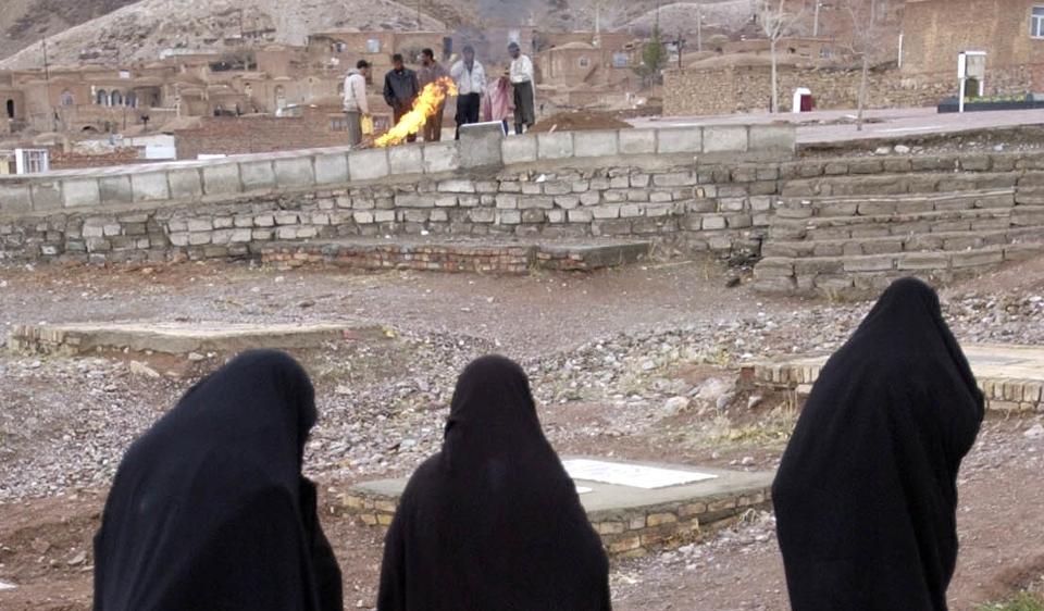 P� KIRKEG�RDEN: Iranske kvinner spaserer p� en kirkeg�rd i byen Zarand, nord-vest for Kerman, mens en ny grav lages. I dag ble fem personer hengt ikke langt unna dette omr�det. Foto: AP/Hasan Sarbakhshian