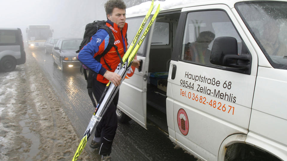 FORTSETTER FOR SKISKYTTERNE: Olav Stuveseth gir seg som Olympiatoppens slipeekspert. Foto: Heiko Junge / SCANPIX