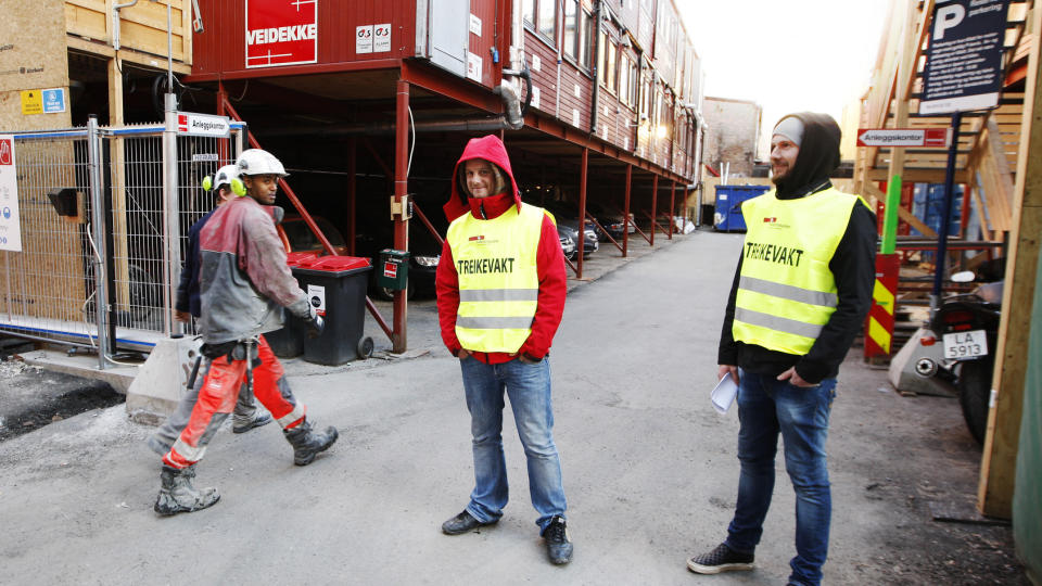 SAMHOLD: Under bygningsarbeiderstreiken denne v�ren sto polske og norske arbeidere sammen, og det endte med full seier etter fem dager. Men krisen p� 1980-tallet skapte en europeisk arbeiderklasse som i stadig mindre grad er i stand til � omdanne sinne og bitterhet til konstruktiv politisk aktivitet.Foto: Erlend Aas/Scanpix