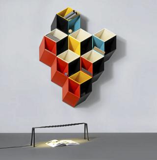 OPTISK LEK: Bj�rn J�rund Blikstads  hylle ble brukt som forsidemotiv av trendmagasinet Wallpaper i januar. Foto: Im�uble
