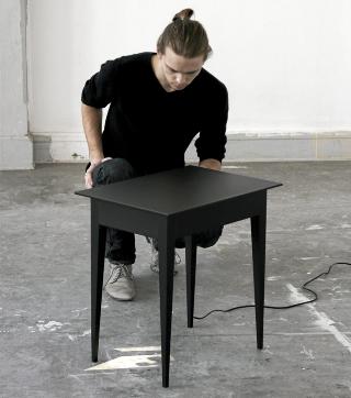 KONSEPTDESIGNEREN: Daniel Rybakkens utforskende design har f�tt stor oppmerksomhet internasjonalt. Han ble k�ret til beste designer i satelittseksjonen p� m�belmessen i Milano i fjor. I �r er han tilbake igjen med nye oppsiktsvekkende produkter.  Foto: Daniel Rybakken