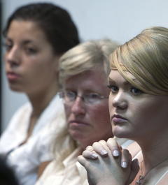 GRAVID I FENGSEL: Siste del av rettssaken mot de tre jentene som er tiltalt for � fors�ke � smugle 22,5 kilo kokain fra Bolivia til Norge er n� i gang.  F.v:  Madeleine Rodriguez, tolken Hanne Baardseth og Stina Brendemo Hagen t.h.. FOTO: HENNING LILLEG�RD / DAGBLADET.