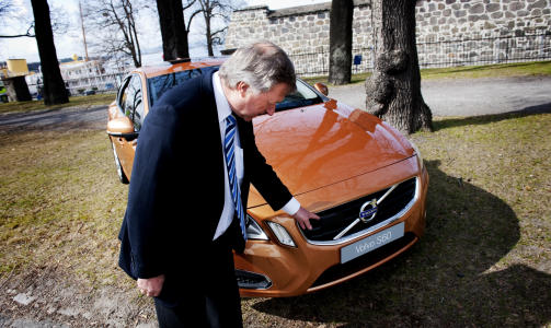RADAR: Fotgjengervarsleren sier fra ved hjelp av radar og kamera. Her viser informasjonssjef i Volvo Tore L�vik frem en av sensorene foran p� den nye Volvoen. Foto: �istein Norum Monsen.
