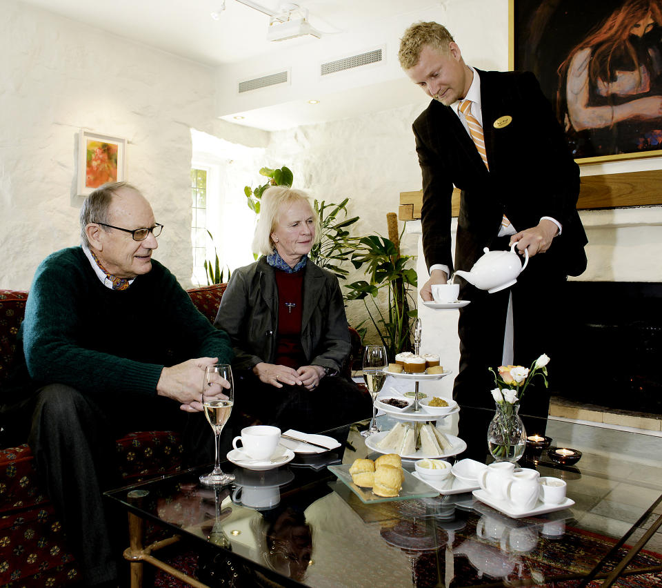 TETID Harald Andersen og Nina Felling i Afternoon Tea stemning.Kim Wiuff, daglig leder, tar et tak der det trengs, som � servere te. Alle Foto: Ole C.H. Thomassen