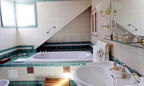 BAD: Rommet Madeleine har separat WC og baderom med dusj, bide og badekar. BAD: Rommet Madeleine har separat WC og baderom med dusj, bide og badekar.