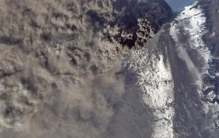 17. APRIL: Dette bildet ble tatt av en av NASAs satellitter 17. april og f�rst offentliggjort i dag. Den viser fersk r�yk som stiger opp av vulkanen. Foto: NASA