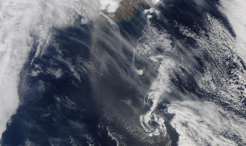 20. APRIL: I dag har helt klart asketettheten i r�yken blitt betydelig mindre. Foto: NASA