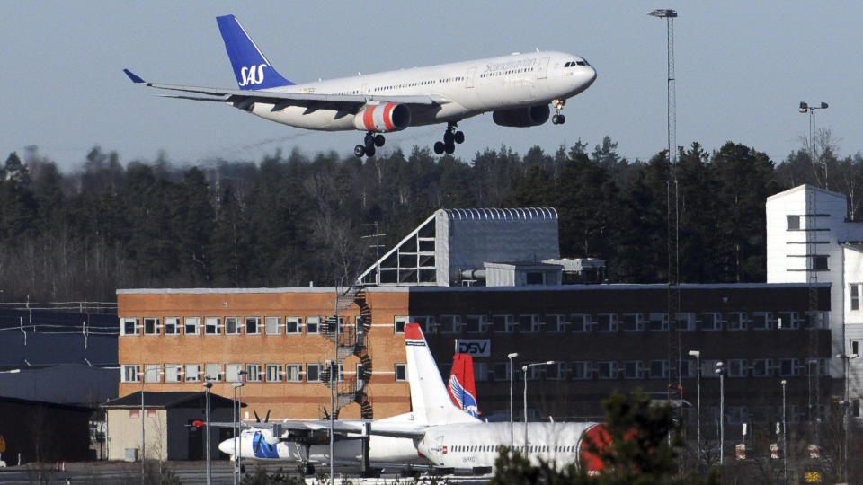 LANDET: Dette SAS-flyet var det f�rste som landet p� Arlanda utenfor Stockholm i g�r. Foto: REUTERS/Scanpix/Johan Nilsson/Scanpix