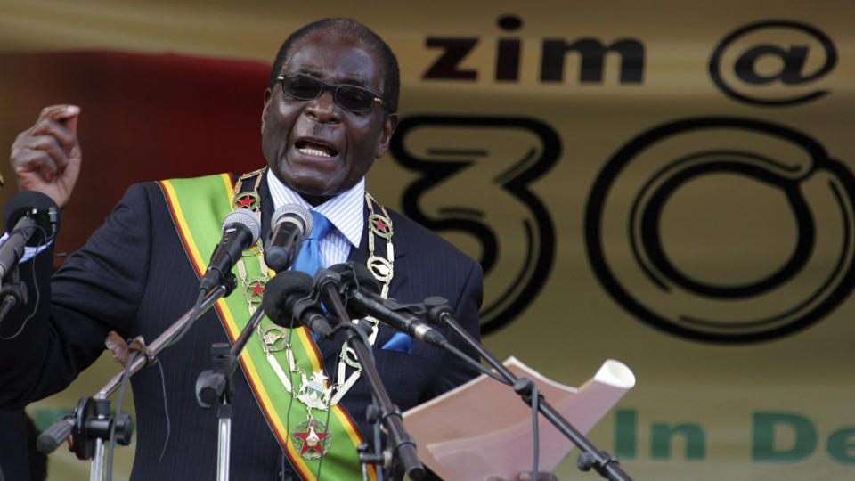 TAR KONTROVERSIELT GREP: Robert Mugabes Zimbabwe. Foto: REUTERS/Philimon Bulawayo
