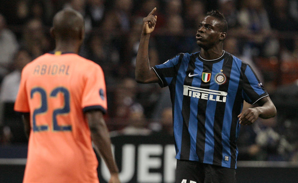 HISSET P� SEG FEIL GJENG: Mario Balotelli havnet i klinsj med supporterne, Marco Materazzi og Jos� Mourinho for en uke siden. Foto: ALESSANDRO GAROFALO/REUTERS