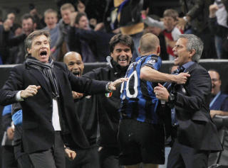 SLAKTET BARCA OG BALOTELLI: Jos� Mourinho (t.h.) var forbannet b�de p� oppf�rselen til Barcelona-spillerne og Mario Balotelli etter Inters 3-1 seier.Foto: SCANPIX/AP Photo/Luca Bruno