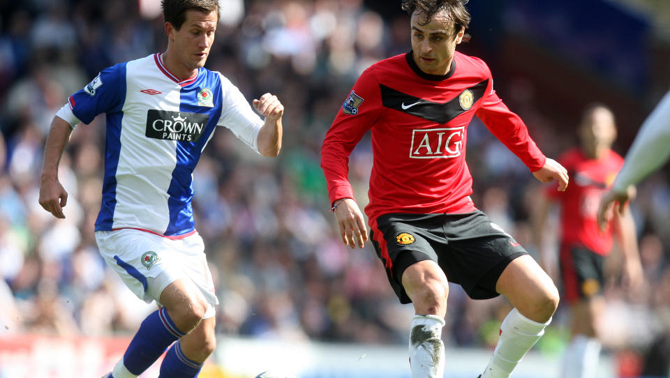 BITTER P� TIL: Morten Gamst Pedersen f�ler Troms� har behandlet faren Ernst p� en d�rlig m�te, og vil aldri ikle seg den r�dhvite drakta igjen. Her i aksjon mot Manchester United nylig. Foto: AP Photo/Scott Heppell