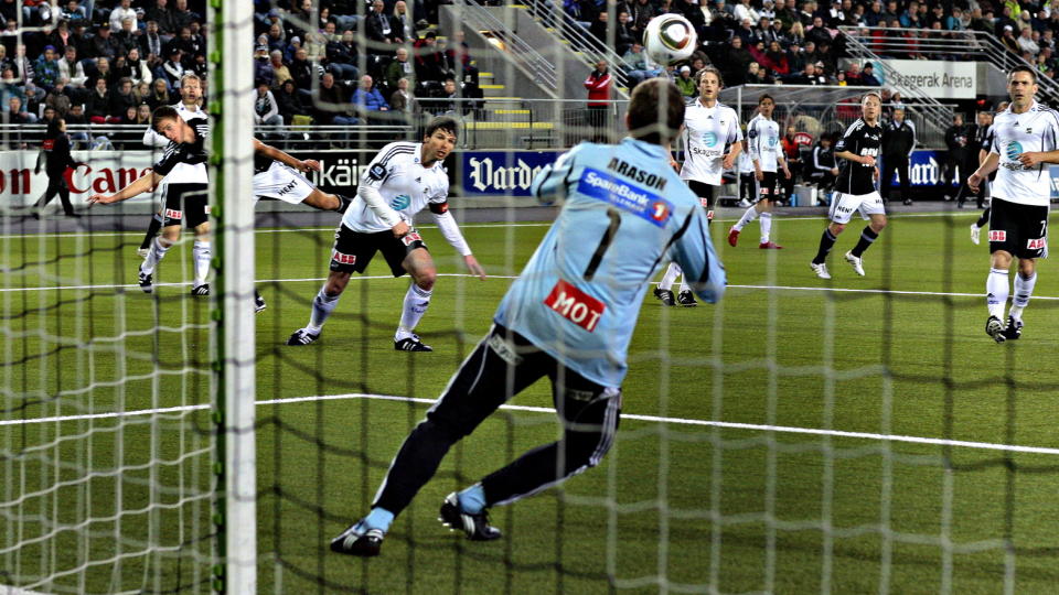 HAR MARKERT SEG STERKT P� RBK: Markus Henriksen banket inn to scoringer mot Odd Grenland i sin forel�pig siste kamp for Rosenborg. Her kommer den vakreste av dem - et ustoppelig skudd Arni Gautur Arason bare h�rte susen av. Foto:  ARNT E. FOLVIK / Dagbladet