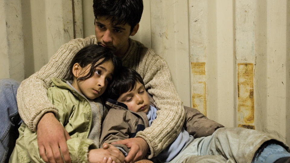 FOR HJERTEGODE: Ali (Navid Akhavan) hjelper Azy (Elika Bozorgi) og Arman (Sina Saba) i �Et �yeblikk frihet�.